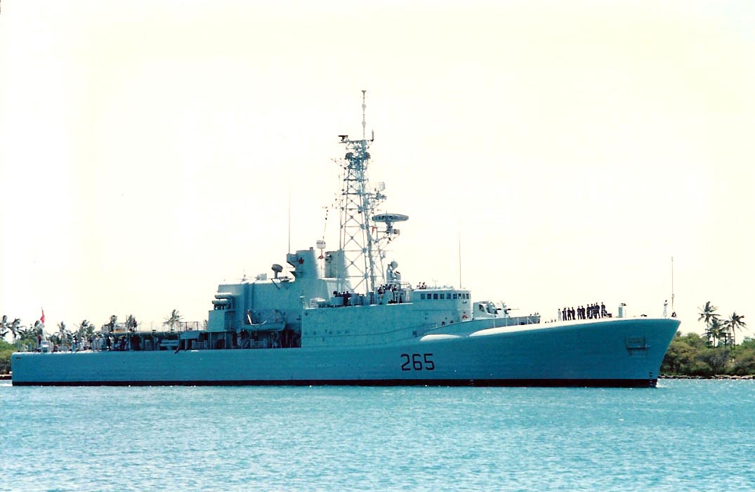 Post-DELEX refit HMCS ANNAPOLIS (DDH-265) near Pearl Harbor, Hawaii. July 1995. Credit: https://commons.wikimedia.org/wiki/File:HMCS_Annapolis_DDH-265.jpg
