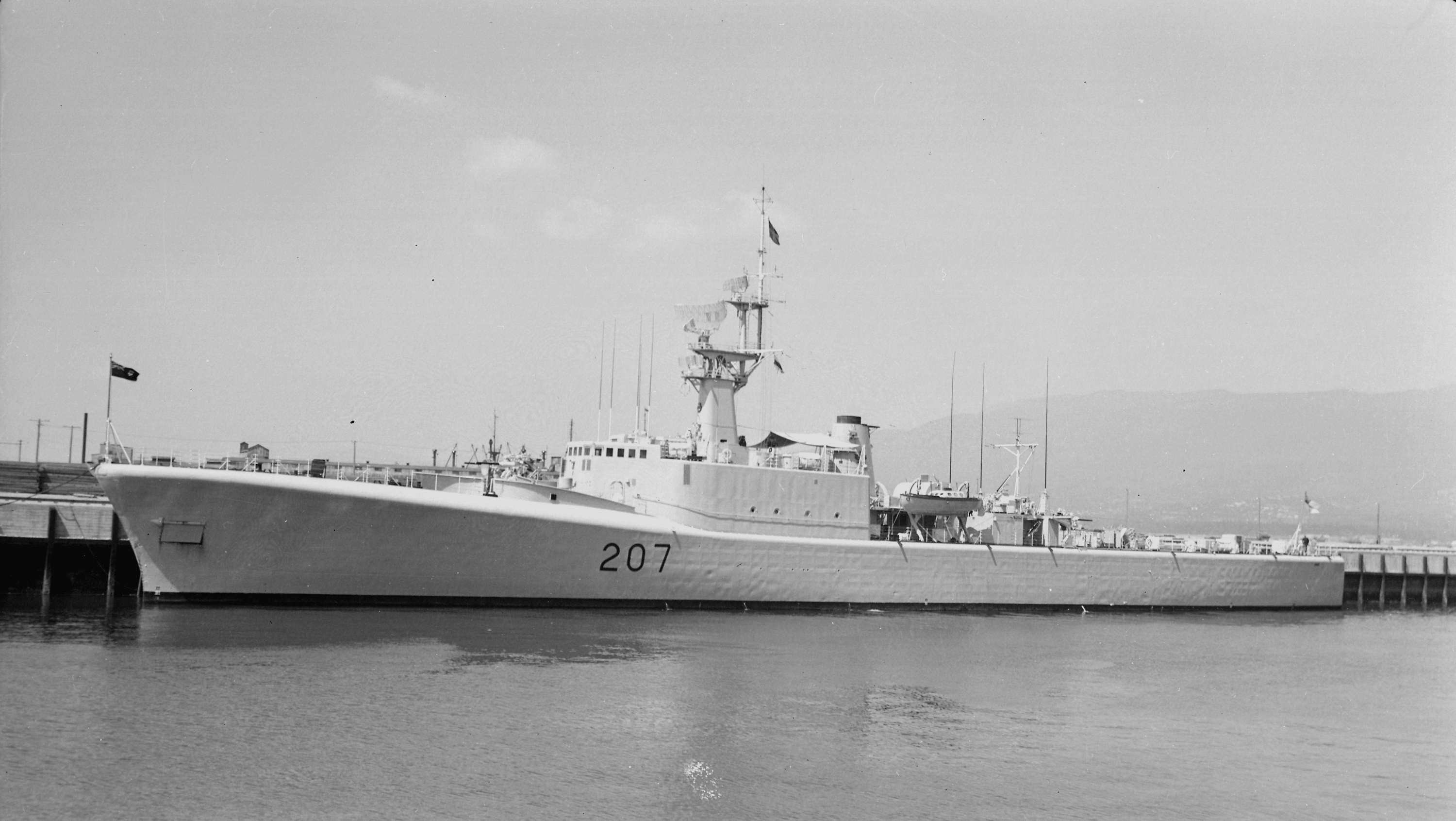 HMCS Skeena (207) in her original configuration, 1 August 1959. (Photographer: Walter E. Frost  Source: City of Vancouver Archives)
