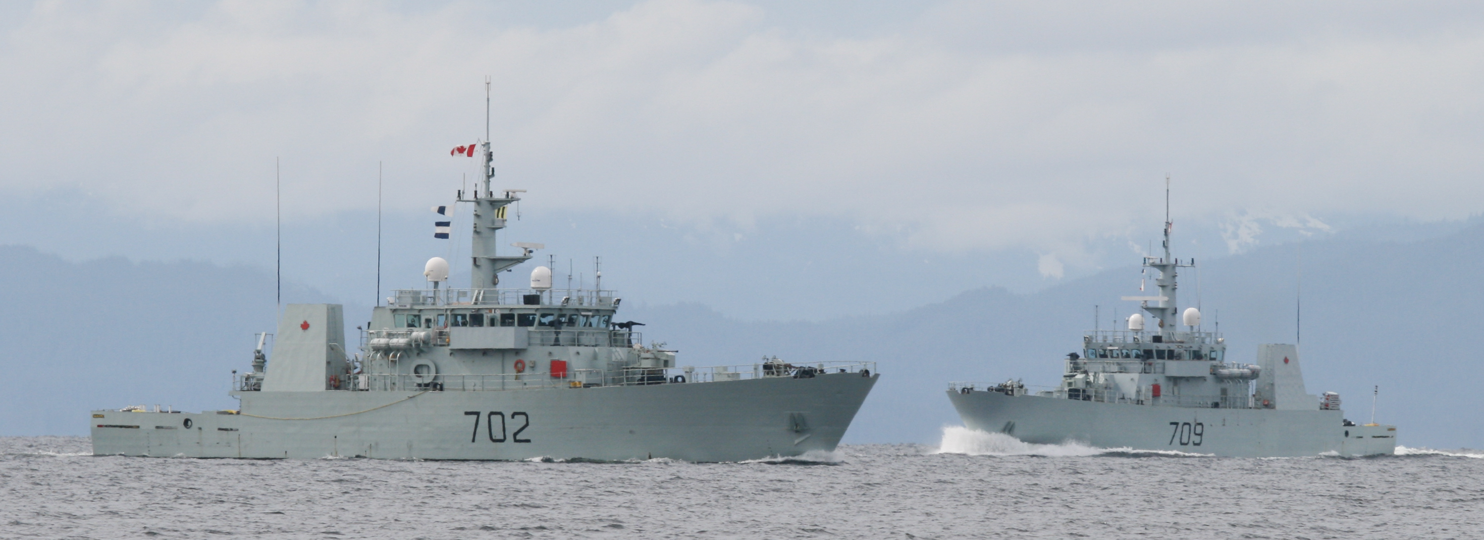 HMCS Nanaimo and HMCS Saskatoon (right) off Vancouver Island in 2007 (Wikimedia commons user:Jordanroderick)