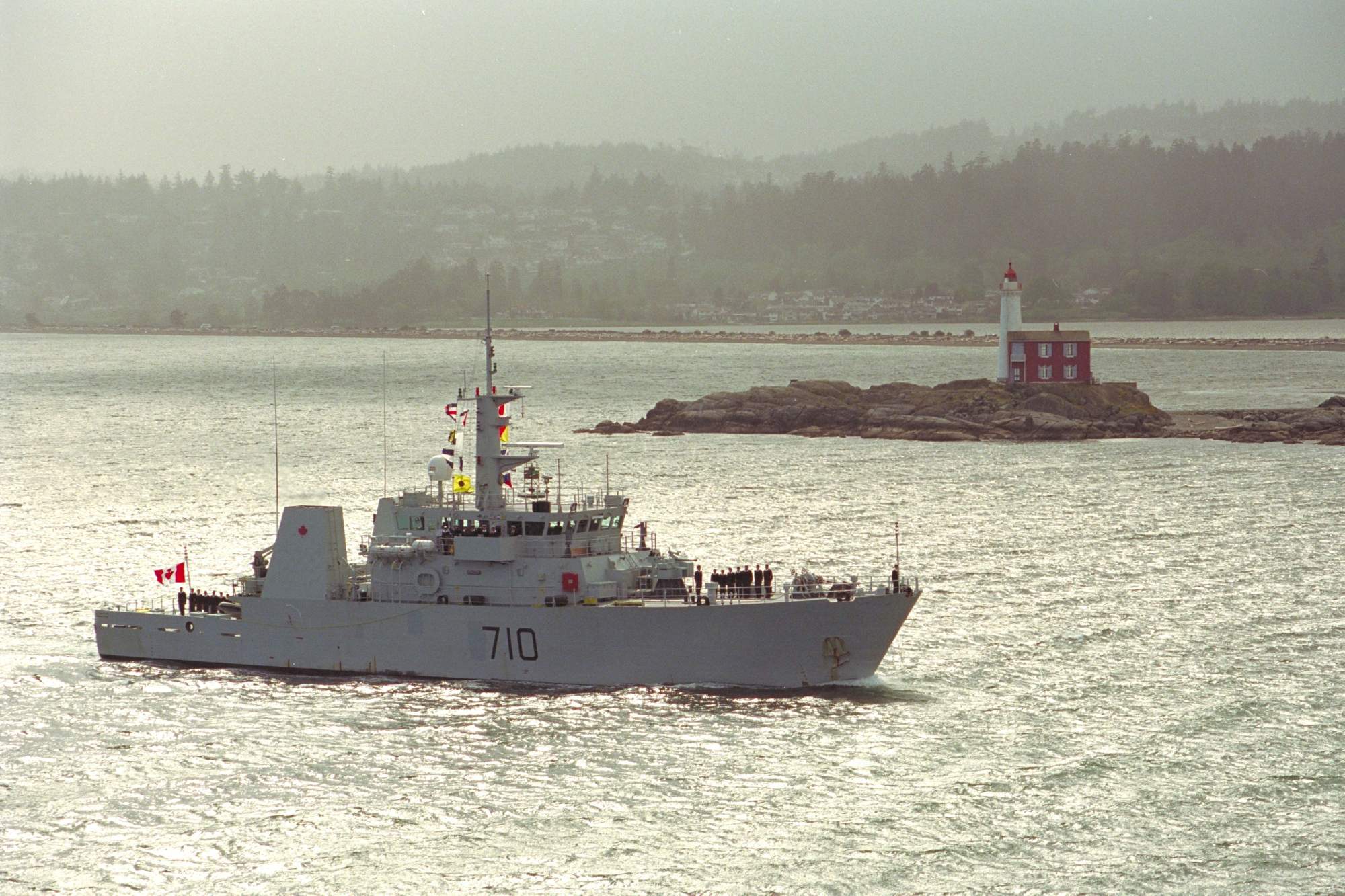HMCS BRANDON entering Esquimalt Harbour, May 3, 1999.