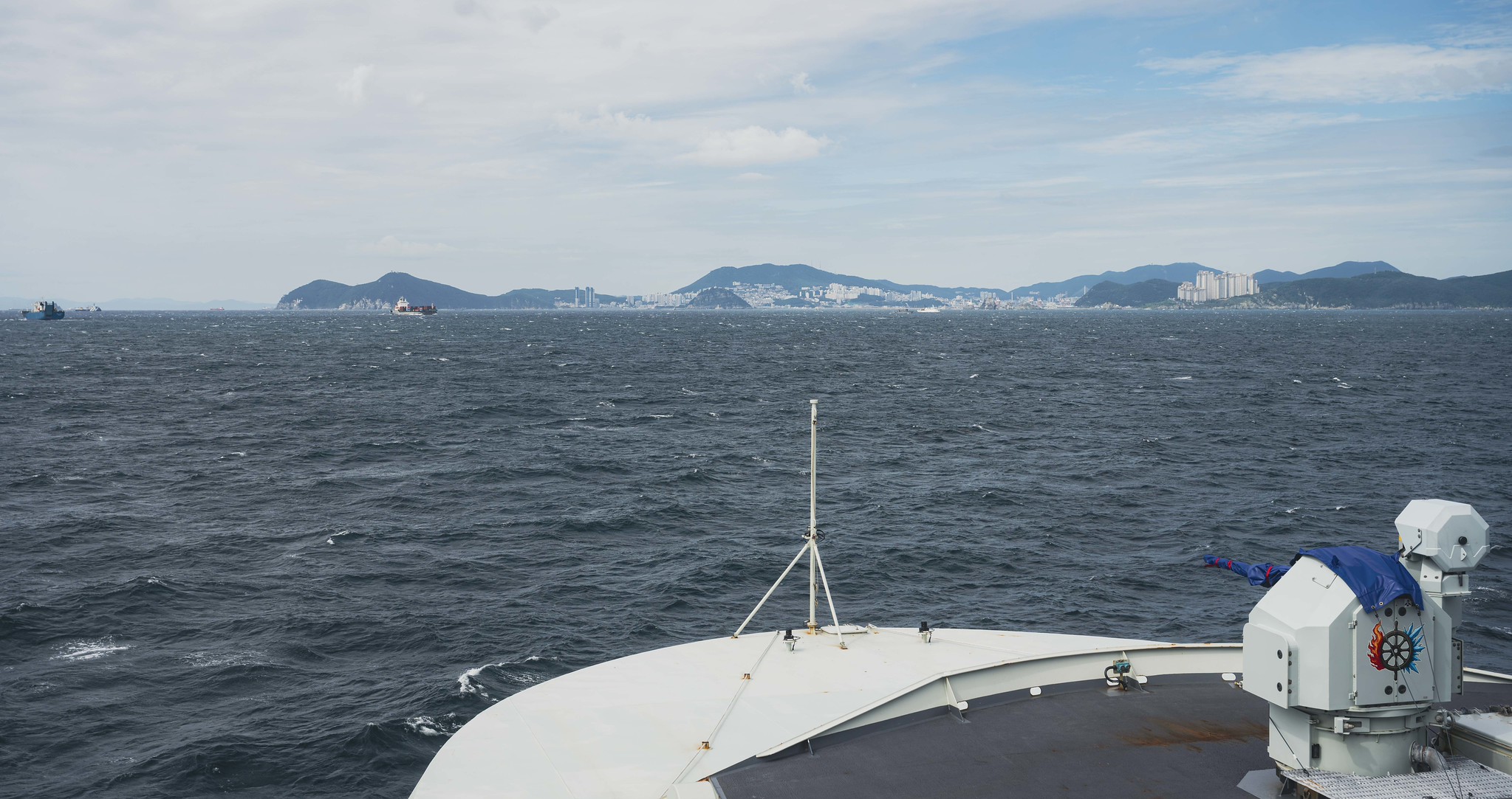 His Majesty's Canadian Ship MAX BERNAYS entrance into Busan Harbour during Operation NEON at sea on 23 September 2025. Photo Credit: Sailor 1st Class Jordan Schilstra, Canadian Armed Forces Photo