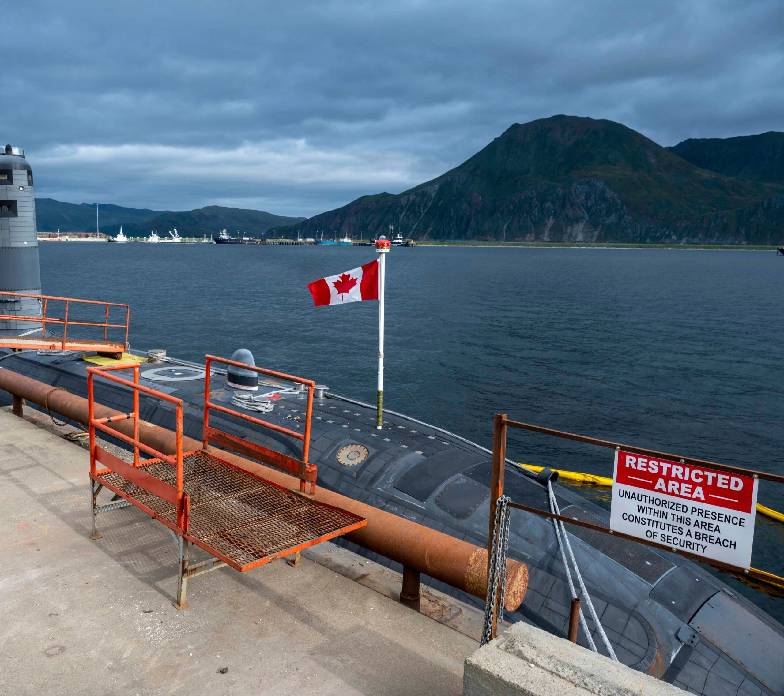 Royal Canadian Navy Victoria-class long-range patrol submarine HMCS Corner Brook (SSK 878) prepares for departure in Dutch Harbor, Alaska, Sep 17, 2026, Operation TUNDRA MERLIN (USAF photo by Senior Airman Jordan McCoy)
